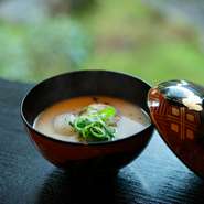 店で使う野菜は、地元の農家から仕入れる採れたてのもの。自然の力で育まれた野菜には新鮮さが際立ち、料理に彩りと輝きを与えています。野菜以外の食材も、物流の中心地だからこそ手に入る上質なものばかりです。