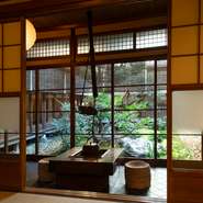 「料亭ならではの非日常感を味わっていただきたい」と話す4代目。スタッフから聞いたゲストの雰囲気や体調に合わせて料理をつくることも大切にしているそうです。調理場では常にベストを尽くす姿勢を忘れません。