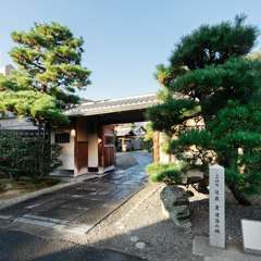 先代から受け継いできた歴史を紡ぎ続ける店で、非日常感を