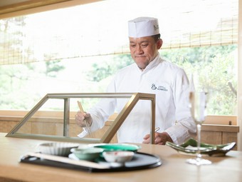 庭の見えるカウンター席で、揚げたての天ぷらに舌鼓