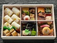 旬の食材をバランス良く盛り込んだ定番のお弁当です。
口取・焼物・油物・焚合・季節のご飯と小袖寿司などが入ります。