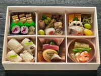 会席料理で使わせて頂いている食材を盛り込んだ、少し贅沢なお弁当です。
口取・焼物・焚合・酢物・お寿司・季節のご飯など、旬の食材・京野菜がたっぷり入っております。
