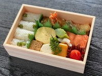お子様向けの和食のお弁当です。
出汁巻き・焼魚・海老の天麩羅などを彩りよく盛り付けました。
ご飯は季節によって返させて頂いております。