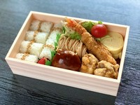 料理屋が作ったお子様ランチです。
白ご飯に合う、お醤油も使ったハンバーグは人気です。
出汁巻き・若鶏の唐揚げ・エビフライ・スパゲッティが入ったお弁当です。