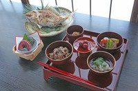 折に入れてご用意します。
※お膳は付いておりません。