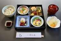 松花堂弁当（向附・取肴・焚合・小鉢）にご飯、赤出汁、水物となります。