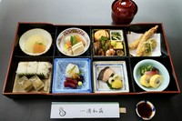 ご家庭にて清和荘のお料理をお楽しみ下さい。
会席料理をお弁当にしておりますので並べやすくなっております。