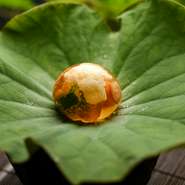 オクラ、車海老、雲丹、鱧、4種類の旬の食材をお出汁のゼリーで閉じ込めた逸品。素材の旨みと出汁の風味が良く合う上品な味わいです。