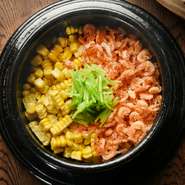 京都産のこだわりの米を使用。北海道産のとうもろこしと静岡産の桜えびを和だしで丁寧に炊き上げた逸品です。とうもろこしの甘みと風味豊かな和だしが絶妙。桜えびの香りとサクサクした食感も楽しめます。