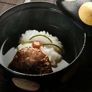 職人技で骨切りされたふわふわの鱧にゆずと梅肉を添えて、松茸と共にいただく逸品。北海道産の真昆布と血合抜きの鰹で取る風味豊かな出汁は、清酒と沖縄産の塩のみで仕上げた上品な味わいです。