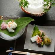 鱧は淡路島産の1本釣りの最高級品。鹿児島の車海老や明石の天然鯛等、京都中央市場でその日の一番高級な鮮魚を料理長が厳選します。養殖物は一切使わず天然物のみ仕入れるのが料理長のこだわり。