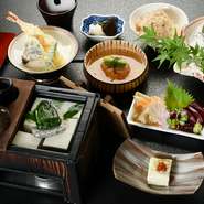 名店「森嘉」の豆腐を使用し、出汁と京都千鳥酢などを独自に配合した店こだわりの自家製ポン酢でいただく極上の湯豆腐と四季折々の料理。湯葉はお造りやあんかけなど色々な味わいを楽しめます。