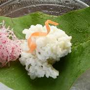 鮮魚にこだわりをもつ料理長が、確かな目で選んだ「鱧」。淡路島産でとれた一本釣りの最高級品のみを使用しています。職人技で骨切されたフワフワの身は甘みがあって上品な味わい。鱧の旨みをお楽しみください。