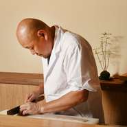 お店の雰囲気や接客、そしてお料理を通じて「京都」を感じていただけるよう意識しています。お料理は京の食材を積極的に使用。旬の味わいにもこだわり、毎月変わるメニューで季節を表現しています。