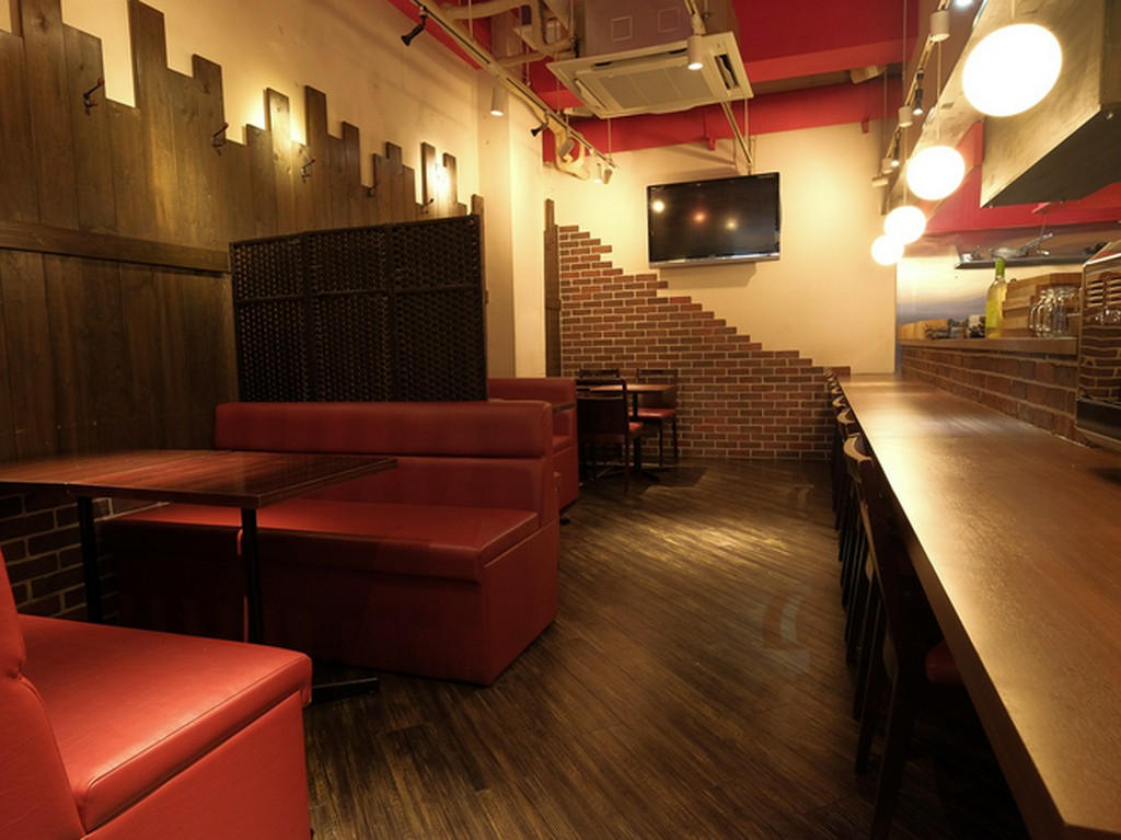 ウッド調のおしゃれなお店でわいわい楽しくおしゃべり女子会