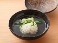 日本料理の醍醐味は出汁。利尻昆布と独自にブレンドした鰹節で丁寧に引かれた出汁が絶品です。心までほっこり和む、やさしくまろやかで奥深い味わい。椀種は季節によって変わります。