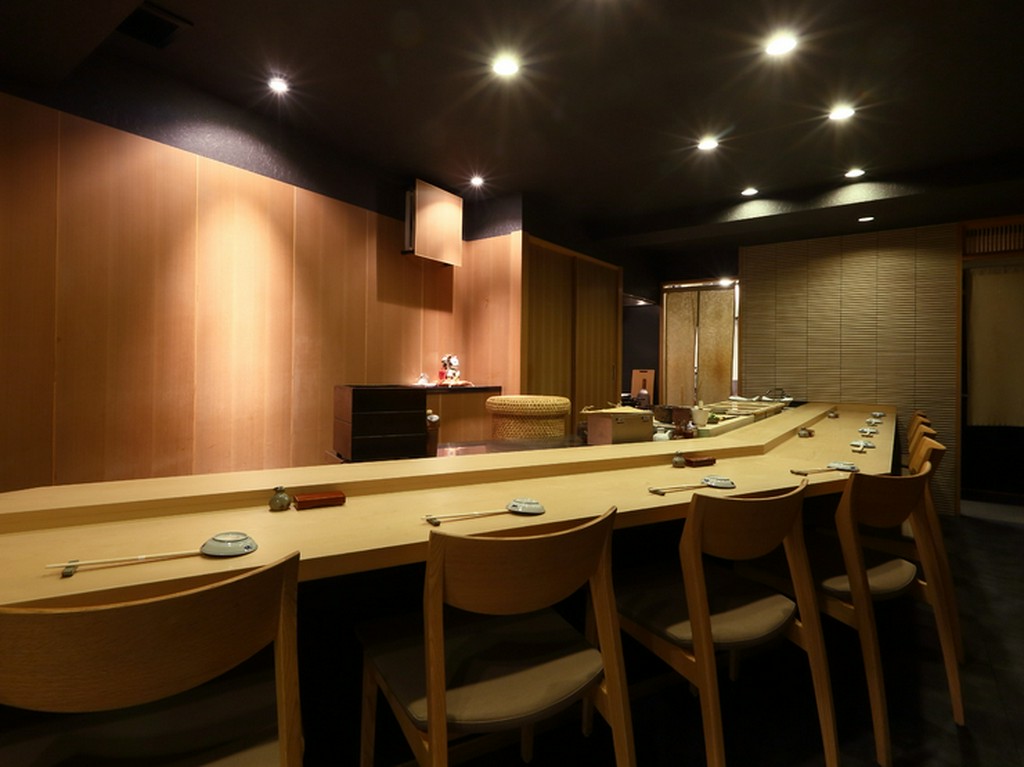 カウンター席で店主の仕事を見ながら会話を愉しんで