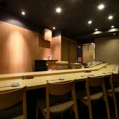 カウンター席で店主の仕事を見ながら会話を愉しんで