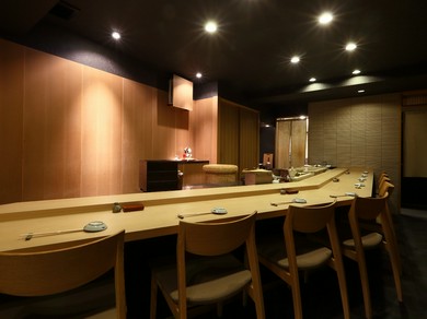 カウンター席で店主の仕事を見ながら会話を愉しんで