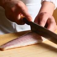 季節ものとして定番の甘鯛は人気のネタ。炙ってぱりっとした皮目とねっとりとした身の食感が魅力です。鳥貝は肉厚サイズのものを煮たり、〆たりすることで甘味が出るそう。滋味深い味わいがたまりません。