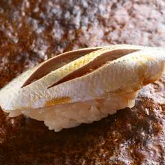 光物のネタに相応しくきらっと光る様子が美しい。 塩と酢の加減が絶妙な『コハダ』