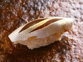 光物のネタに相応しくきらっと光る様子が美しい。 塩と酢の加減が絶妙な『コハダ』