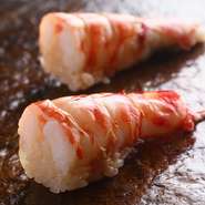 食べるときにほんのり温かいのは、注文を受けてから直前まで泳いでいたものを茹でているからとか。温かさと共に引き立つ風味や旨みがたまらない美味しさです。