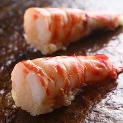 大ぶりな車エビを半分に切って、ぷりぷりの食感はそのままに。お店で評判のネタ『車エビ』