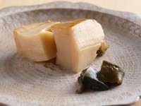 夏を感じられるネタ。柔らかい中にもしっかりとした歯ごたえの『蒸しアワビ』