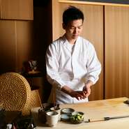 1貫ずつお出しするスタイルなので、お客様の召し上がる様子を気にかけちょうど良いタイミングでお出しするように心がけています。また、お客様がお帰りになる時には感謝の気持ちを込めて必ずお見送りをしています。