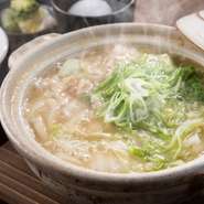青森県産桜姫鶏のもも肉の旨味と、とり野菜みその旨味とをぐつぐつ煮立った土鍋でお召し上がりください。