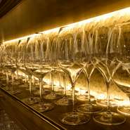 ワイングラスはすべてリーデル社製が用意されており、ワインに使われているブドウの品種に合わせてグラスを代えるこだわりよう。ソムリエの確かな目利きとワイングラスへのこだわりで極上のワインが味わえるのです。