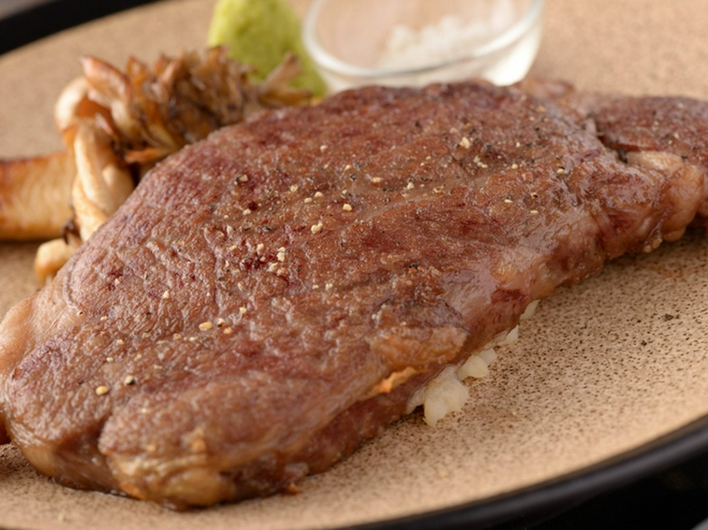 とろけるような柔らかさの『宮崎県産黒毛和牛リブロース（150g）のソテー　ワサビとトリュフ塩』