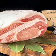 厳しい基準をクリアした、生産者の顔が見える安心・安全で美味しい豚肉です。ロース・肩ロース・バラ、それぞれの魅力を味わっていただける『豚しゃぶ』がおすすめ。素材そのものの美味しさをご堪能ください。