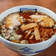 高山ではラーメンは『中華そば』と呼ばれ、地元の人々に親しまれています。【やよいそば】の『中華そば』は、醤油味のスープに自家製の細い縮れ麺、具はねぎ、チャーシュー、メンマという伝統的なスタイルです。