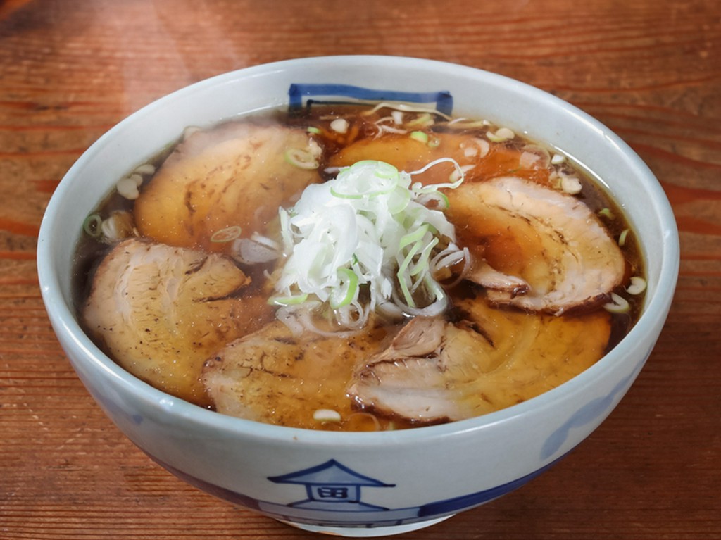 どんぶりは九州から取り寄せている店のオリジナル