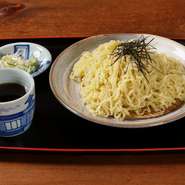 こだわりの自家製麺。汁そばは細麺、冷やしたつけ麺は太麺で堪能