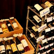 ラックのワインは、シニアソムリエがラインナップ。フランス産、チリ産など種類豊富です。ワインリストはイタリア産。グラスワインは月替わりで、赤ワイン・白ワインそれぞれ2種類で、料理に合わせて楽しめます。