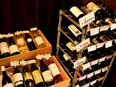 自分自身でラックから選んでテーブルで堪能できるワイン