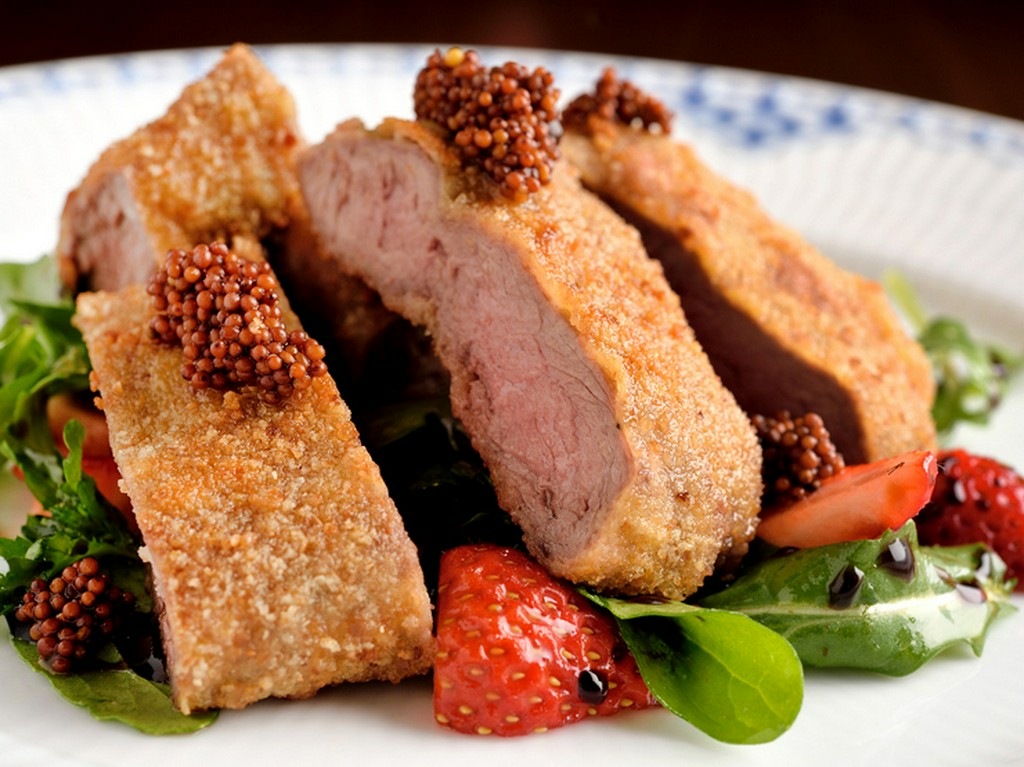 あっさりとした中にも食べ応えがある『飛騨牛のナッツ衣のカツレツ』　（ハーフポーション2200円）