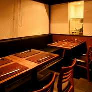 和モダンで落ち着いた空間は、接待や大切な方へのおもてなしの場としても重宝します。テーブル席の個室は6名以上で利用でき、9名まで収容可能。結納や顔合わせなど改まった席にも最適です。