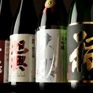 和食には、やはり日本酒がよく合います。日本酒も全国から選び抜かれた品々ばかり。地元・愛知の『半田郷』や京都の『澤屋まつもと』、佐賀の『鍋島』など、いずれ劣らぬ名酒揃いです。
