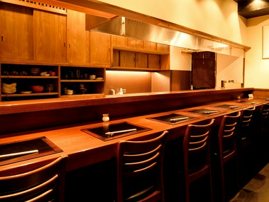 周りの喧噪を感じさせない、和モダンな佇まいに癒されるひととき