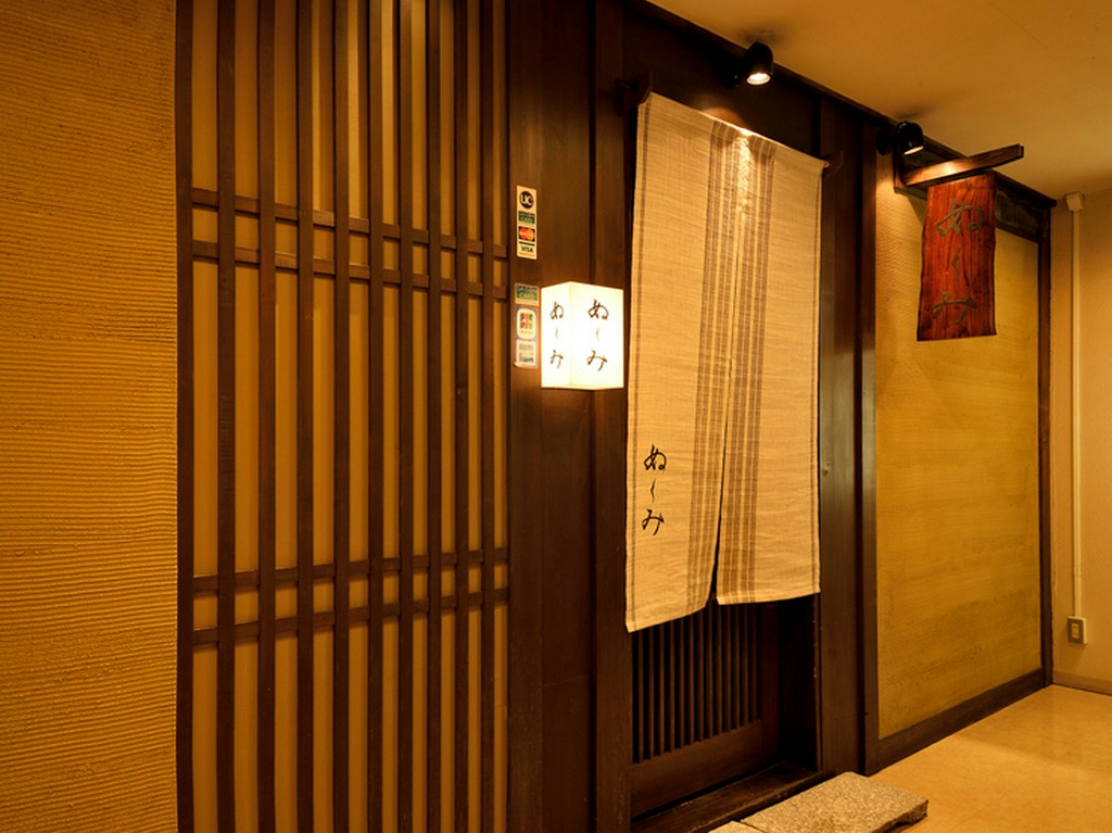 味のある暖簾と看板がお出迎え