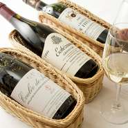 9割がフランスワインだというワインリストは、約200種類。どのワインにするか迷ったら、シェフに相談することも可能です。おすすめは、赤ワインであればブルゴーニュ産。スパイスを使うフレンチによく合います。