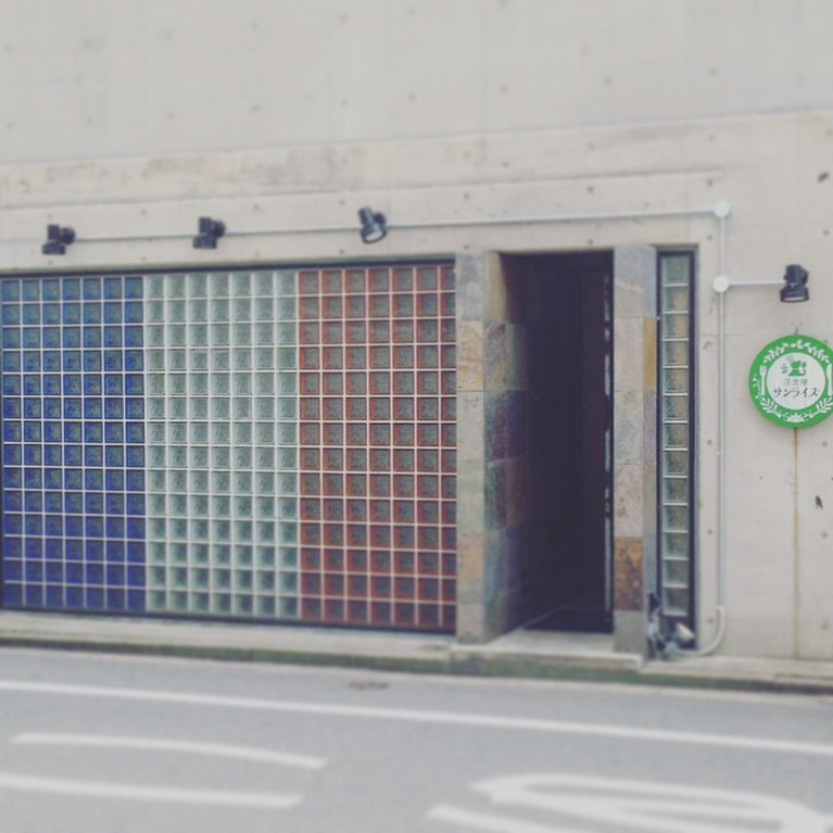 南欧の家をイメージした、気兼ねなく使えるレストラン