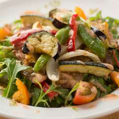 イベリコ豚ステーキとカラフルな季節の野菜が皿を彩る『シシリアンライス』