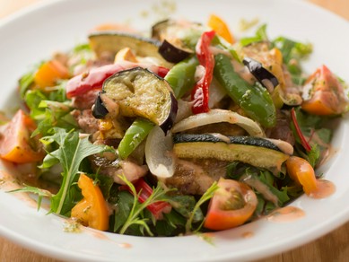 イベリコ豚ステーキとカラフルな季節の野菜が皿を彩る『シシリアンライス』