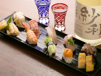 その日に食べたい旬のネタを店主に伝えて、その場で握ってもらえる『握り寿司』