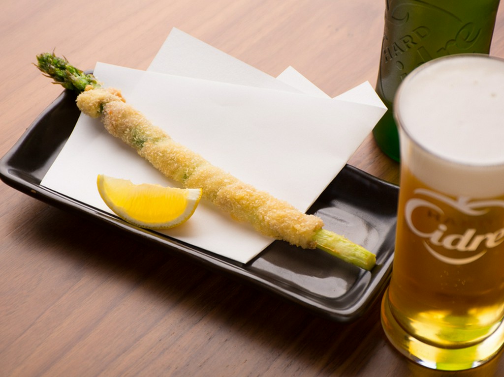 ジューシーな味わいや食感が楽しめる『アスパラ肉巻き』